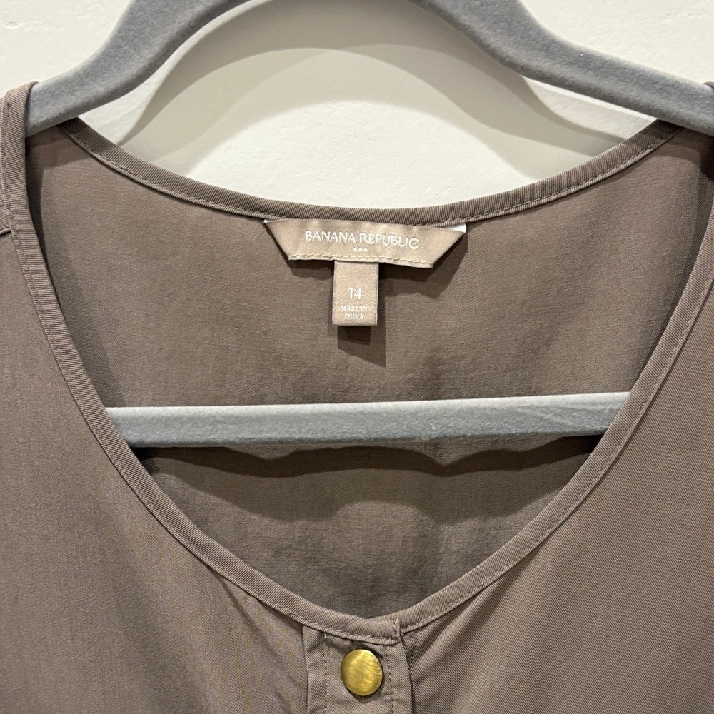 Banana Republic Brown Sleeveless Top with Gold Button - Picture 2 of 4